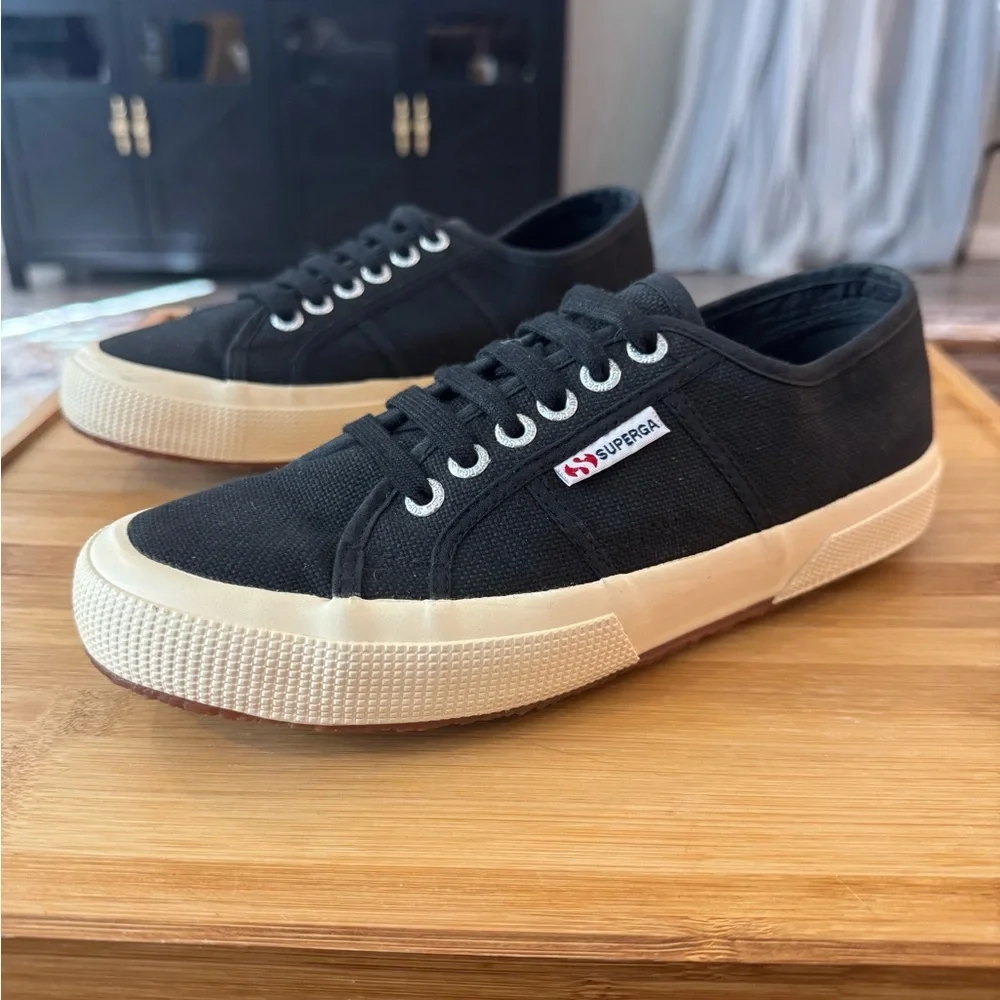 Superga Men's Black and Cream Sneakers